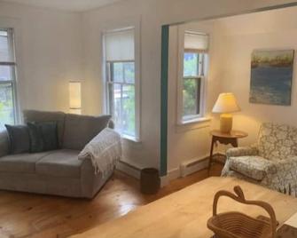 Old Town Convenient Nest: walk to town, water, park - Marblehead - Living room