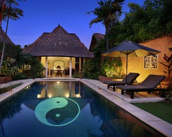 Impiana Private Villas Seminyak - Kuta - Piscina
