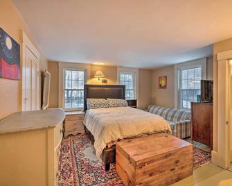 1860 6 Bedroom Farmhouse with Hot Tub Close to Sunday River - Rumford - Habitación