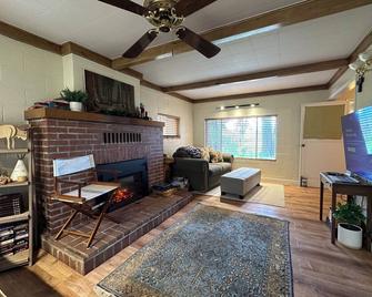 The Cabin on Crooked Creek - Chiloquin - Living room