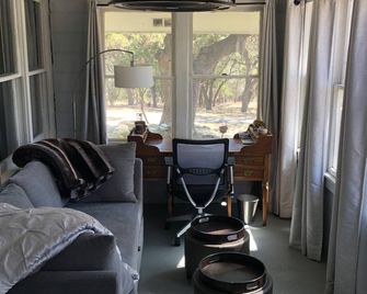 130 Acres with cabin in the woods-- 7 miles from downtown Boerne - Boerne - Living room