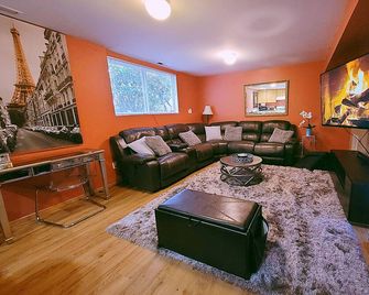 Charming & Cozy Apartment w/ Hot tub patio. - Kenmore - Living room