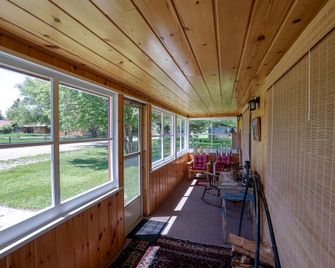 Charming Montana Bungalow with Madison River Views, Steps from Main Street in Ennis, MT - Ennis - Balcony