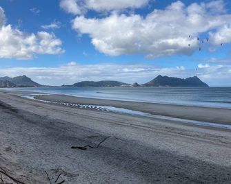 Kiwi Bach Plus Cabin with Room for Tents and Boat - Ruakaka - Beach