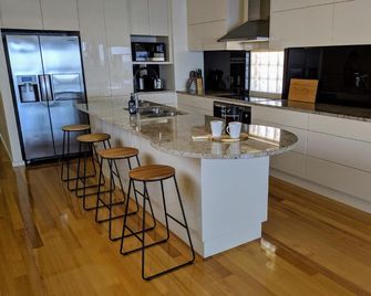 Ochre Point Beach House on Moana Seafront - Port Noarlunga South - Cocina