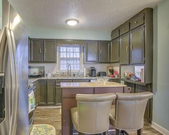 Charming Tennessee Retreat with Fireplace and Grill! - Jackson - Kitchen