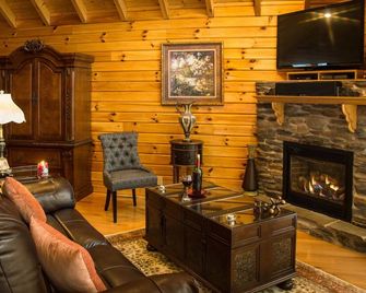 Queen Cabin - Wait Until You See The Bathroom! - Davis - Sala de estar