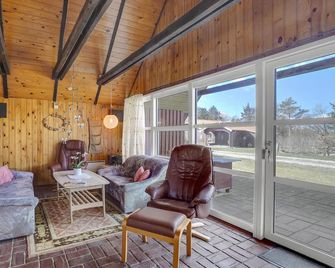 4 Bedroom Pet Friendly Home in Loegstoer - Løgstør - Sala de estar
