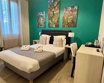 ريجينا هوتل - أفينيون - غرفة نوم