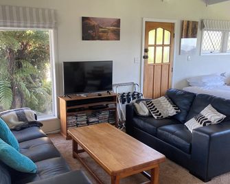Karapiro Country Cottages - 3 in a country garden bordering a native reserve - Tirau - Sala de estar