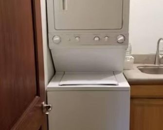 Spacious studio in luxe Brentwood West LA neighborhood - לוס אנג'לס - מתקן כביסה