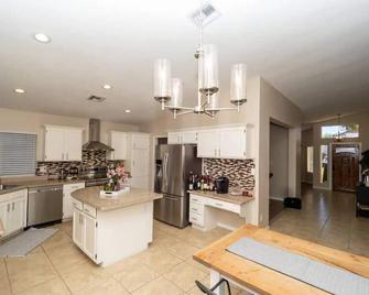 Spacious house with pool heater, hot tub, billiards - Glendale - Kitchen
