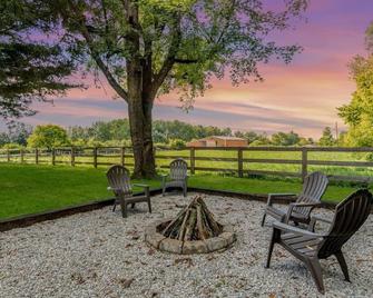 Woodford Stables / Walk to Eckert's Orchard - Versailles - Patio
