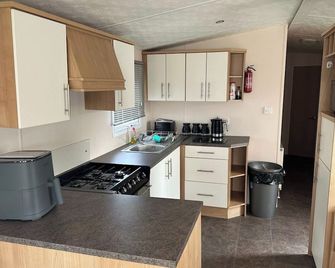 3 Bedroom Caravan - Sleeps 6 Pool & Garden - Rhyl - Kitchen