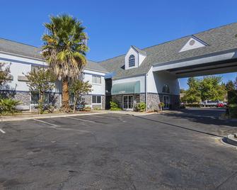 Quality Inn Fresno Yosemite Airport - Fresno - Bygning