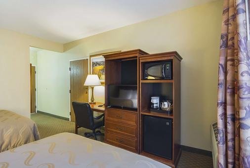 Quality Inn Fresno Yosemite Airport 71 122 Fresno - 