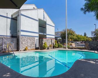 Quality Inn Fresno Yosemite Airport - Fresno - Piscina
