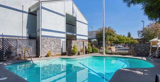Quality Inn Fresno Yosemite Airport - Fresno - Bể bơi