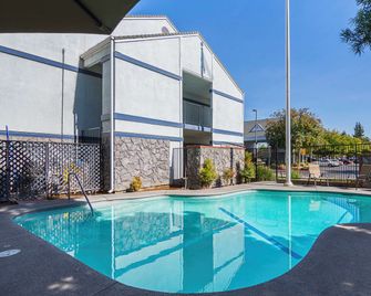 Quality Inn Fresno Yosemite Airport - Fresno - Pool
