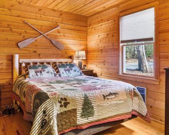 Rustic Mountain Lake Cabin - Pet Friendly, Playstation 5, Fast Internet, Dock - Mountain Rest - Bedroom