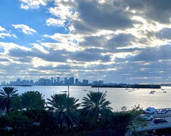 Modern waterfront apartment with Miami Skyline view, free parking 5 mins drive to Miami Beach - Miami Beach - Bedroom