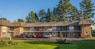 Budget Host Cloverland Motel - Ironwood - Gebäude