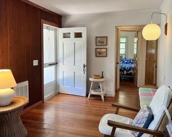 Seaview: Clean, Quiet, & Convenient. Close To Beach, Bay, Market, And Oceanbeach - Fire Island Pines - Living room