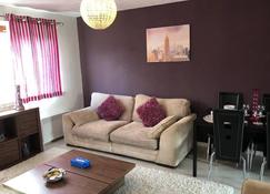 Beautiful Self-Catering 2 Bed Apartment with Free Parking 10 Minutes to City Centre - Edinburgh - Living room