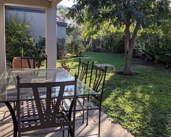 Sunbirds Lodge Chobe - Kasane - Patio