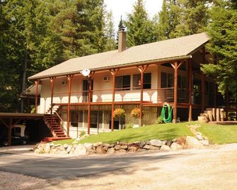 Family-friendly lakefront cabin setting with beach and boatslip. - Priest River - Building