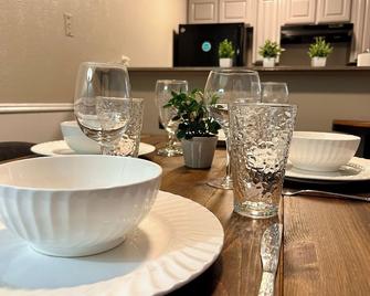 Worker friendly, cozy, great location, quiet, full kitchen, WiFi, - Sherman - Eetruimte