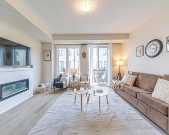 Entire home in Oakville, Canada - Oakville - Living room