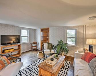 Poplar Cottage Minutes to Stone Harbor Beaches! - Cape May Court House - Living room