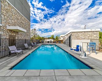 Everhome Suites Ontario - Ontario - Pool