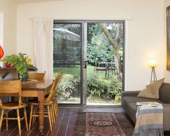 Quiet and Tranquil Setting & Comp Bottle of Wood Park Wine - Austinmer - Living room