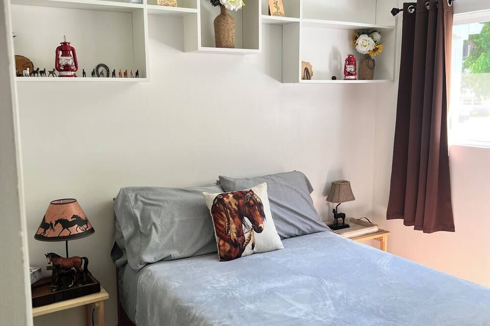 Clean & Quiet Yreka Home with Large Backyard next to Discovery Park. - Yreka - Slaapkamer