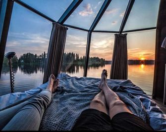 Glass Room lake view Luxury getaway for two - wild nature experience in Sweden - Jokkmokk