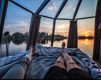 Glass Room lake view Luxury getaway for two - wild nature experience in Sweden - Jokkmokk