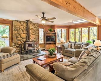 Outdoor Theater, Deck and Fire Pit Poconos Retreat - Lake Harmony - Salon