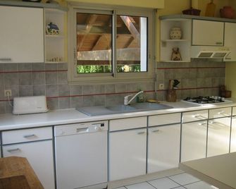 Large bright house away from the Bourg de Treignac on the edge of the forest. - Treignac - Kitchen