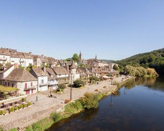 Beautifully located country house with heated pool - Saint-Julien-aux-Bois - Vista del exterior