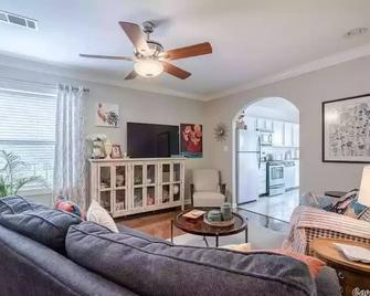 Historic Downtown Apartment overlooking Bathhouse row - Hot Springs - Living room