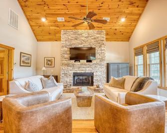 Barefoot Fishing Camp cottage - Longs - Living room