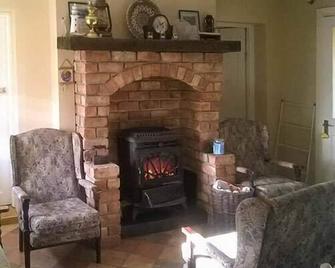 FERRYS, family friendly, with open fire in Portsalon, County Donegal - Portsalon - Living room