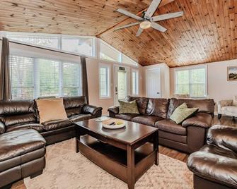 Blue Horizon Sauna Retreat - Lion's Head - Living room