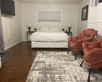 Adorable studio with full kitchen, bath, and laundry - Cottage Grove