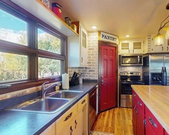Mountain View Home w/ jetted tub, air hockey, foosball near Wolf Creek - Del Norte - Kitchen