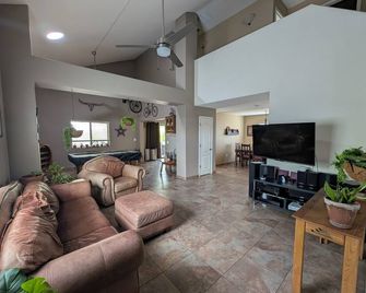 Welcome to the Desert Dwelling A charming 3-bedroom house with a beautiful yard! - Tucson - Living room