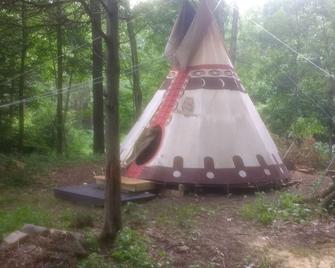Sioux Tipi On Chloe's Lake - Saugerties - Building