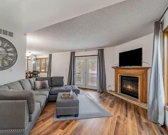 2bed 1 1/2 bath plus office with Futon, nice area of Saginaw! Sleep up to 6 ppl - Saginaw - Wohnzimmer